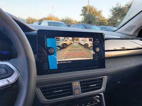 New 2025 Volkswagen Taos SE image 11