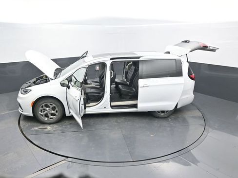 Used 2024 Chrysler Pacifica Limited w/ Trailer Tow Group image 70