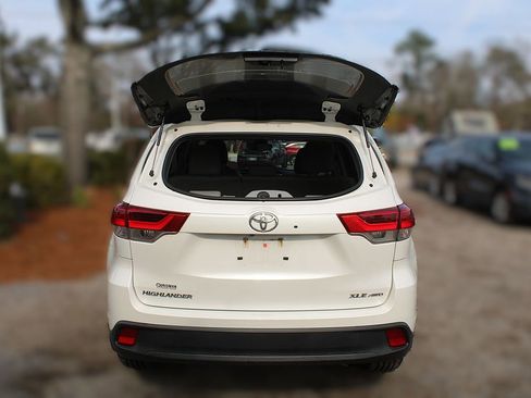 Used 2019 Toyota Highlander AWD V6 image 9