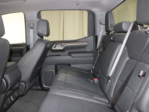 Used 2025 GMC Sierra 1500 SLT image 17