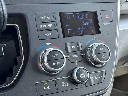 Used 2018 Toyota Sienna LE FWD image 22