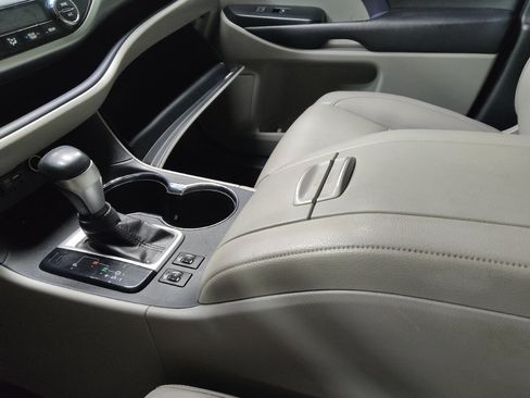 Used 2019 Toyota Highlander XLE FWD image 26