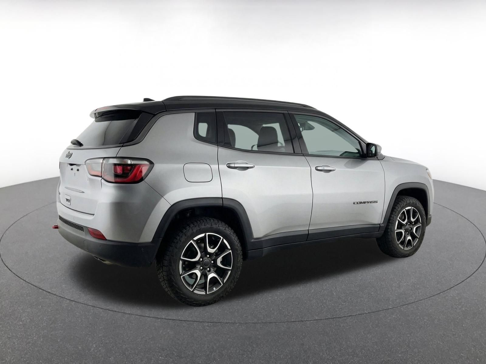 Used 2025 Jeep Compass Trailhawk AWD/4WD image 10