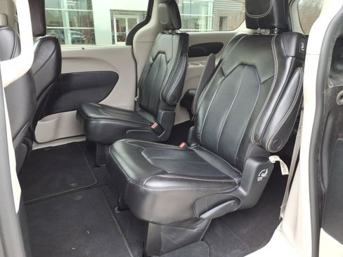 Used 2023 Chrysler Pacifica Touring-L image 13