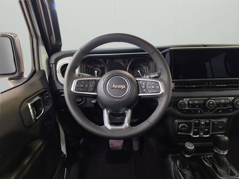 Used 2025 Jeep Wrangler Unlimited Sahara AWD/4WD image 17