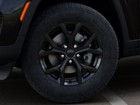 New 2025 Jeep Grand Cherokee Altitude image 8