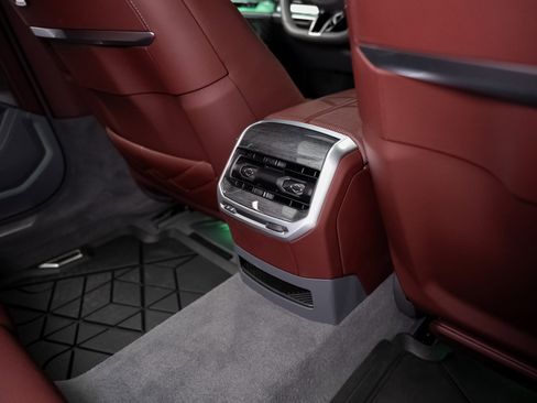 Used 2023 BMW i7 xDrive60 image 68