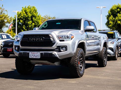 Used 2021 Toyota Tacoma SR5 w/ Technology Package AWD/4WD image 3