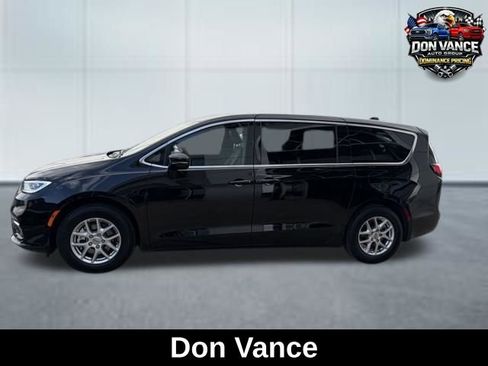 Used 2025 Chrysler Pacifica Select image 2