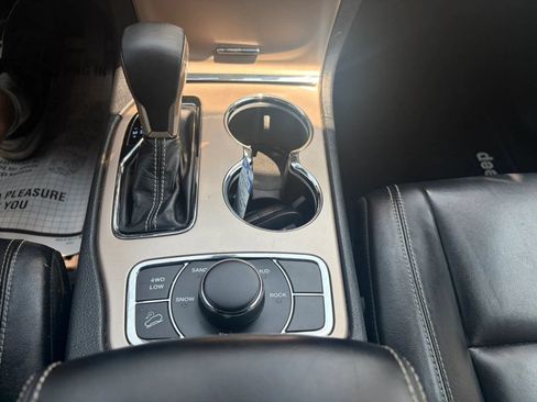 Used 2017 Jeep Grand Cherokee Limited AWD/4WD image 16