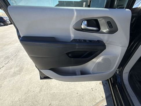 Used 2022 Chrysler Pacifica Touring-L image 13