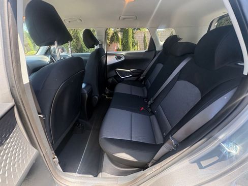 Used 2025 Kia Soul LX w/ LX Technology Package FWD image 23