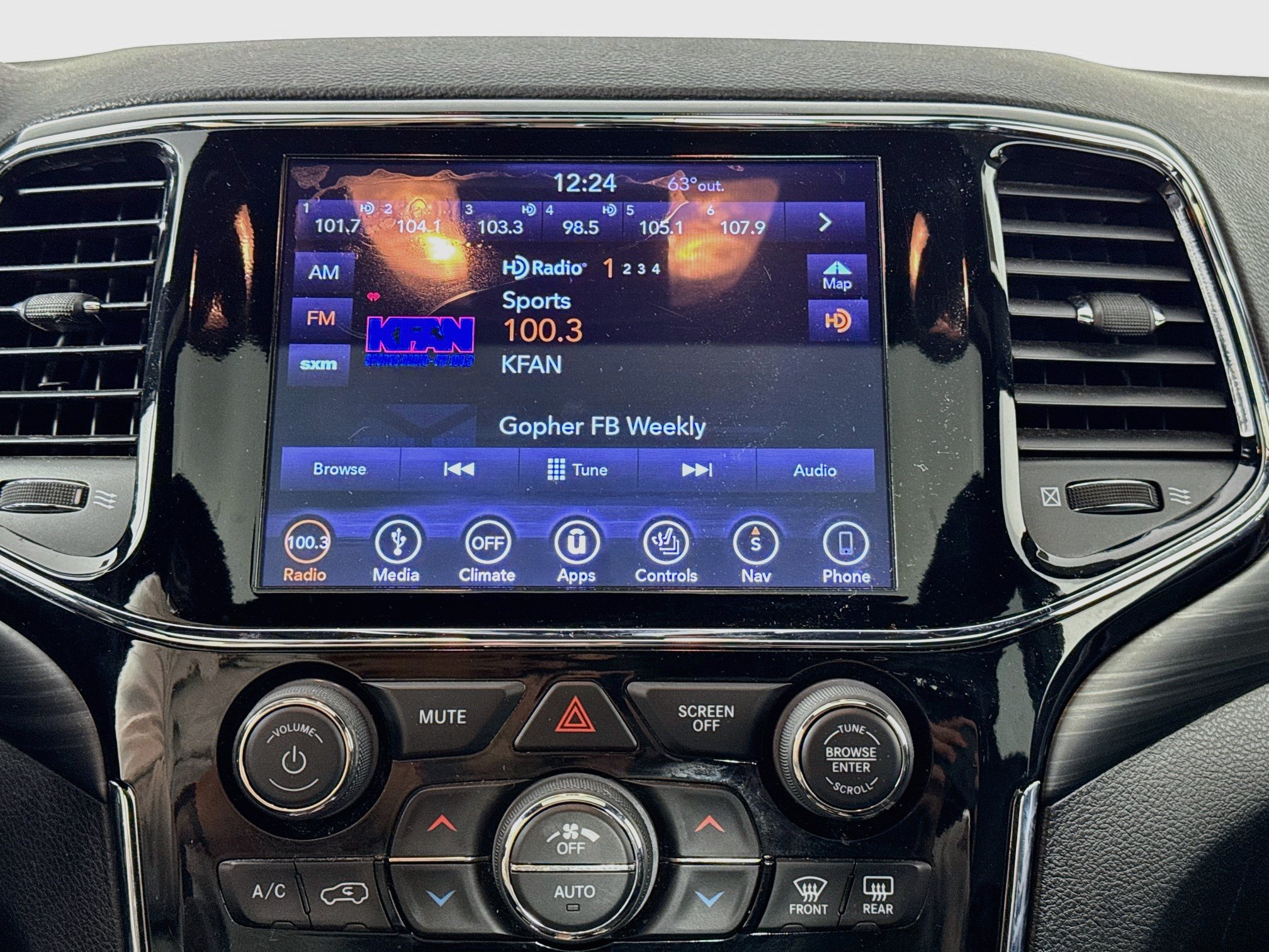 Used 2019 Jeep Grand Cherokee Altitude AWD/4WD image 15