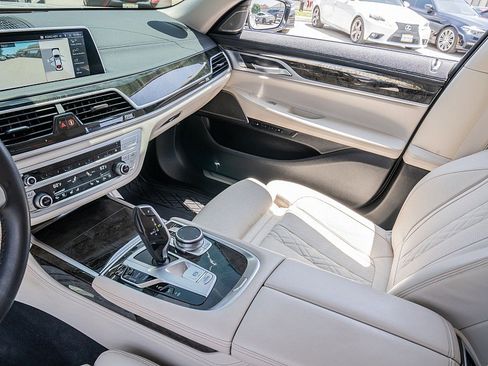 Used 2022 BMW 740i w/ Luxury Rear Seating Package RWD image 15
