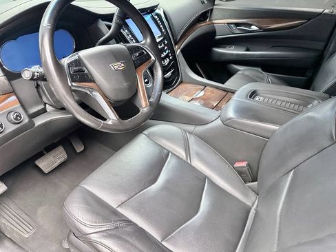 Used 2019 Cadillac Escalade Luxury AWD/4WD image 9