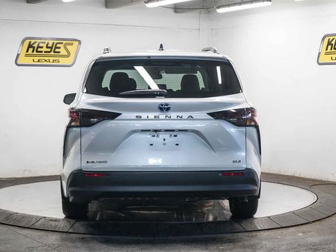 Used 2025 Toyota Sienna XLE w/ XLE Plus Package image 3