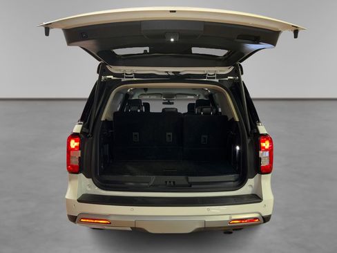 Used 2024 Ford Expedition XLT image 11