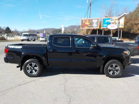 Used 2019 Toyota Tacoma TRD Sport image 4