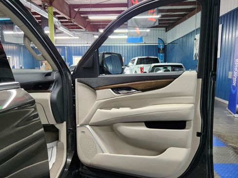Used 2020 Cadillac Escalade Luxury w/ LPO, Radiant Package image 12