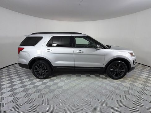 Used 2017 Ford Explorer XLT w/ Equipment Group 202A AWD/4WD image 4