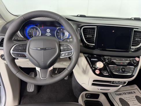 Used 2024 Chrysler Pacifica Touring-L image 3