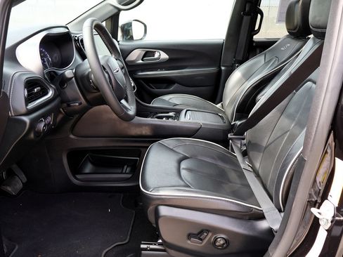 Used 2025 Chrysler Pacifica Limited FWD image 20