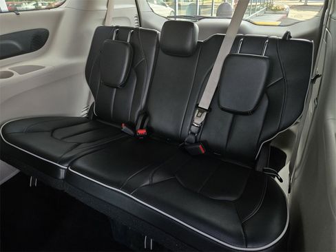 Used 2022 Chrysler Pacifica Limited w/ Uconnect Theater Family Group image 14