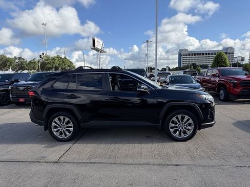 Used 2023 Toyota RAV4 XLE Premium FWD image 4