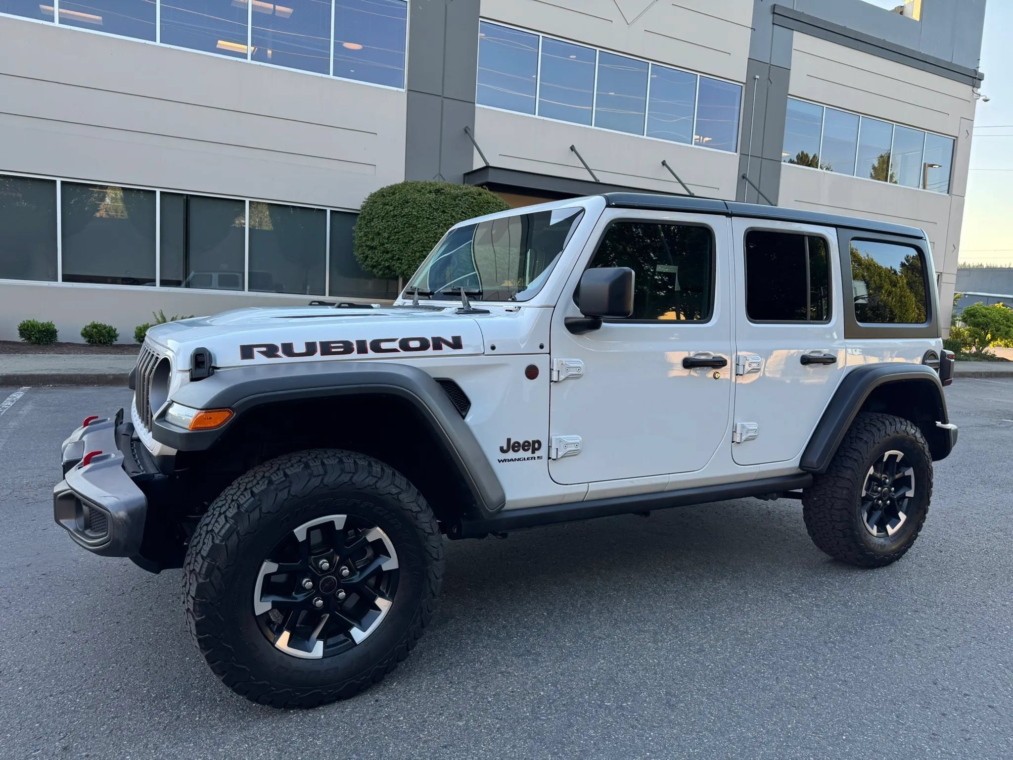 Used 2025 Jeep Wrangler Unlimited Rubicon AWD/4WD image 5