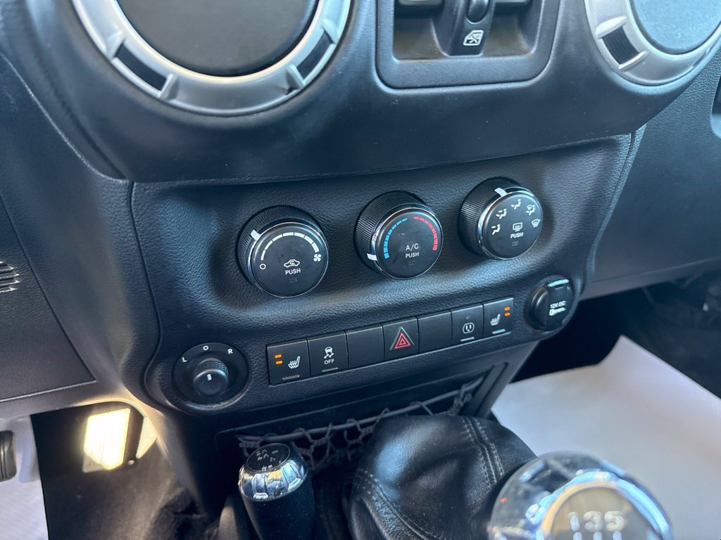 Used 2017 Jeep Wrangler Unlimited Sahara w/ Connectivity Group AWD/4WD image 37