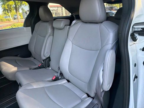Used 2025 Toyota Sienna XLE FWD image 10