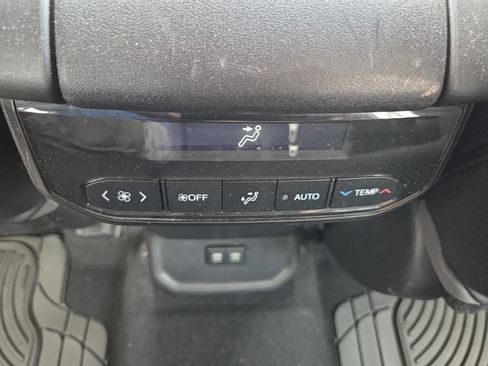 Used 2021 Toyota Highlander LE AWD/4WD image 19