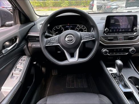 Used 2025 Nissan Altima 2.5 SV FWD image 5