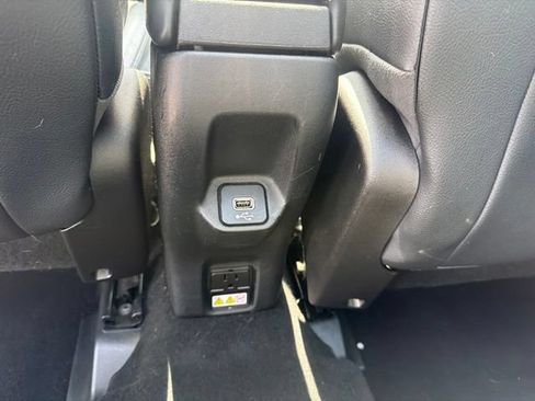 Used 2018 Jeep Renegade Limited w/ UConnect 8.4 Nav Group AWD/4WD image 18