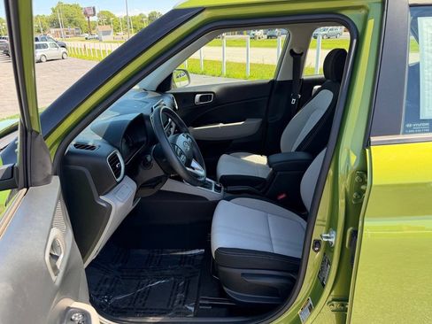 Used 2023 Hyundai Venue SEL FWD image 16