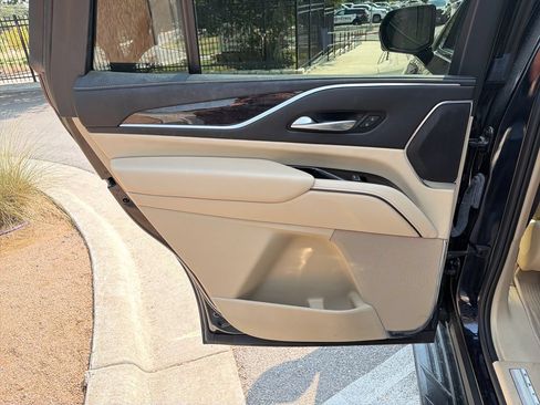 Used 2023 Cadillac Escalade Premium Luxury AWD/4WD image 36