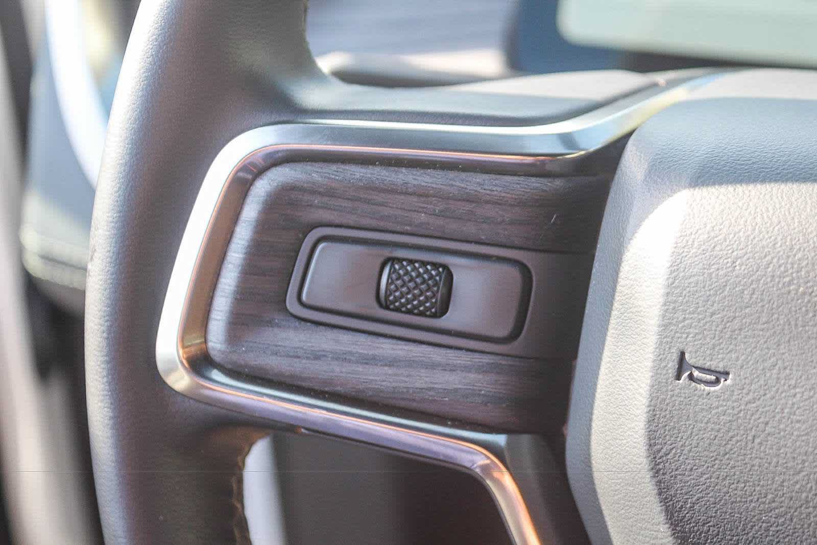 Used 2025 Rivian R1S Adventure Dual AWD/4WD image 39