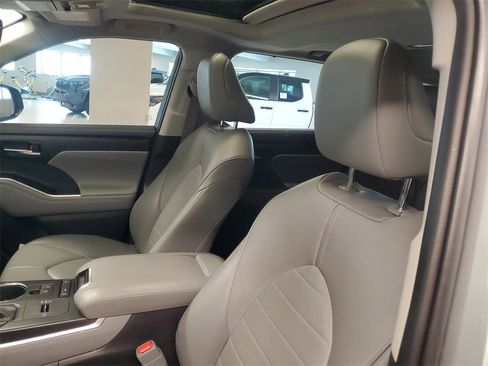Used 2021 Toyota Highlander XLE image 18