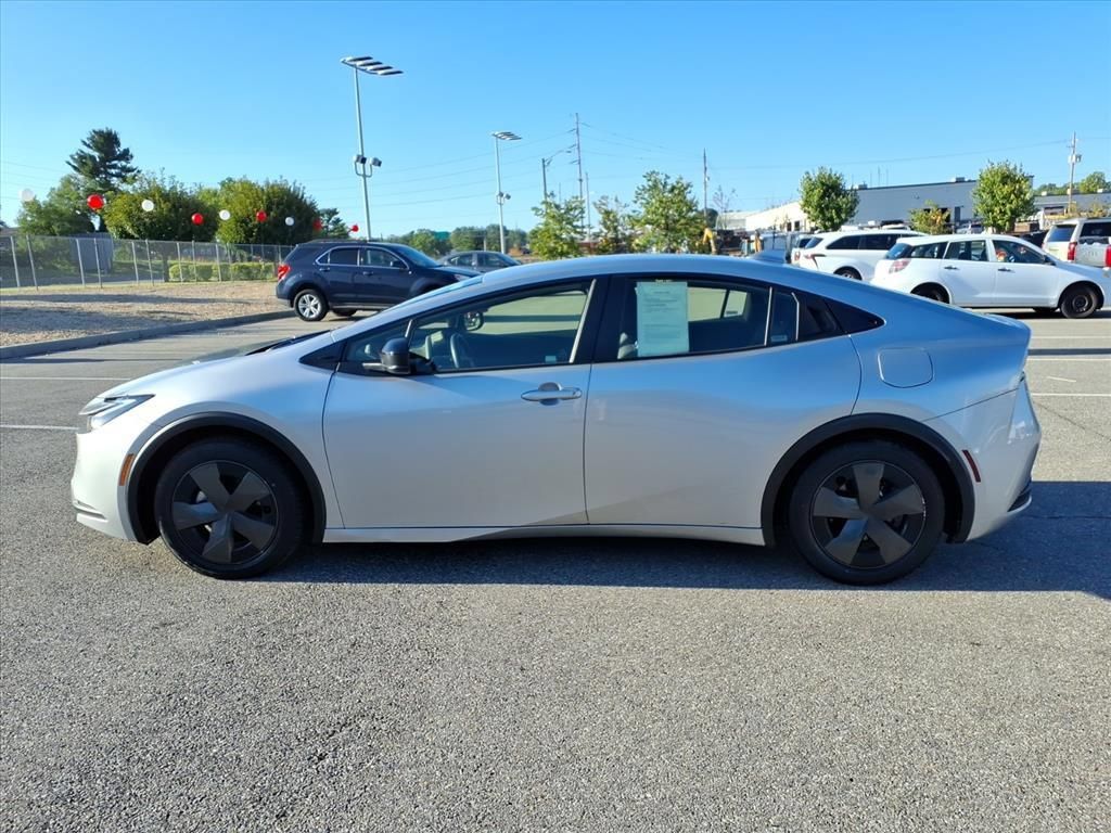 Certified 2025 Toyota Prius LE FWD image 8