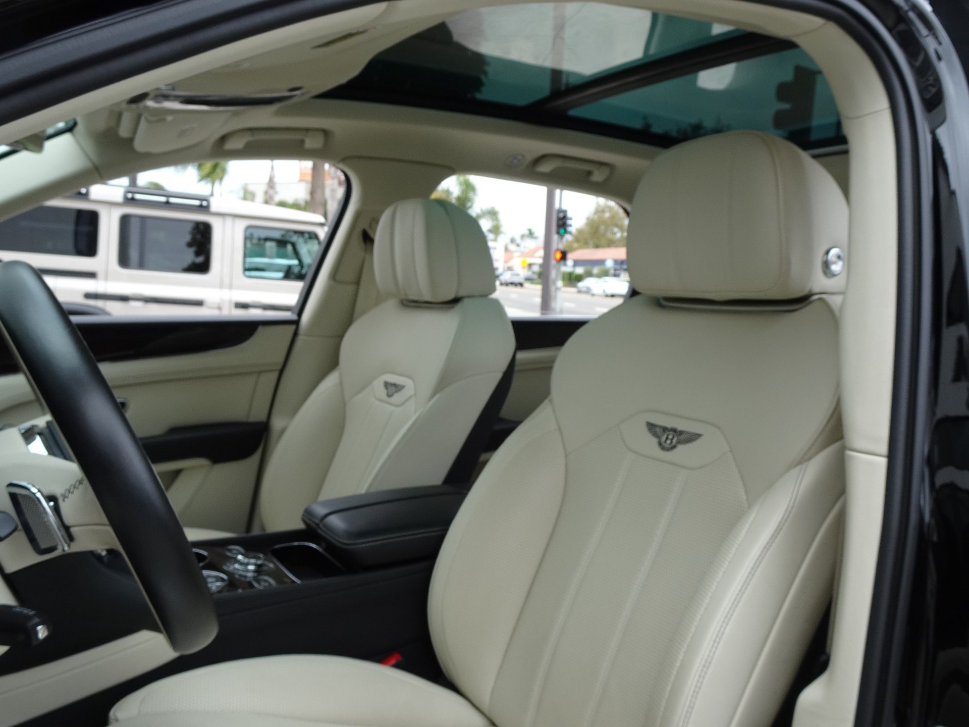 Used 2023 Bentley Bentayga Plug-In Hybrid AWD/4WD image 12