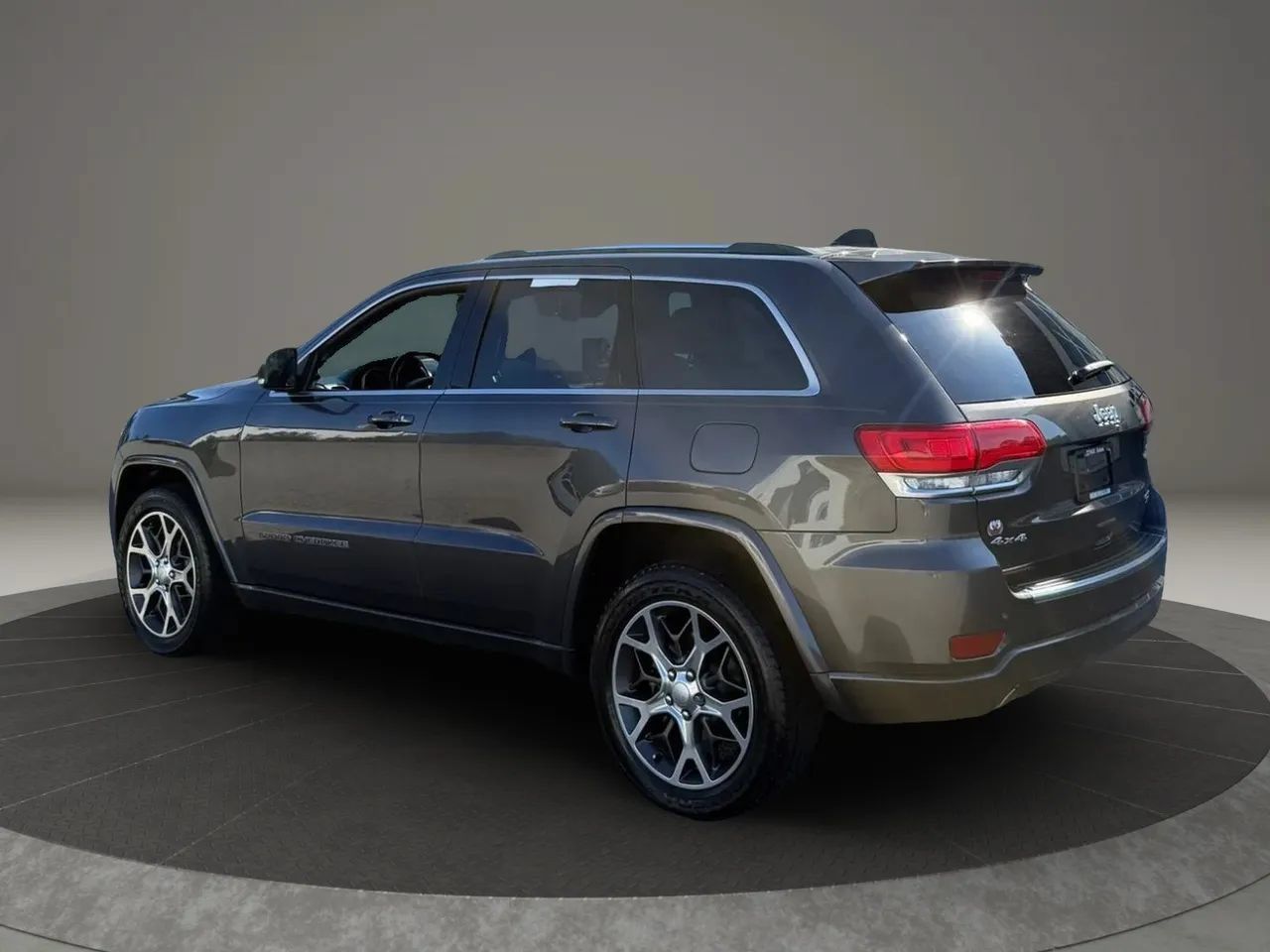 Used 2018 Jeep Grand Cherokee Limited AWD/4WD image 3