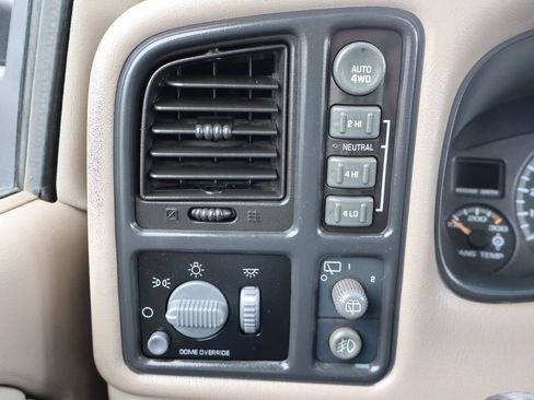 Used 2002 Chevrolet Suburban 2500 LT image 32