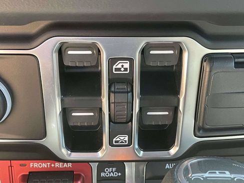 Used 2025 Jeep Gladiator Rubicon w/ Convenience Group AWD/4WD image 16