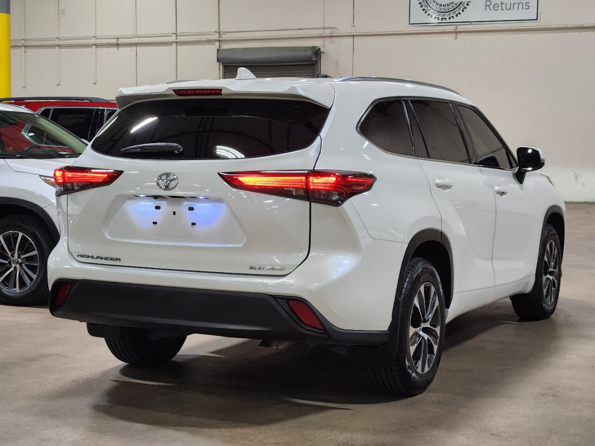 Used 2021 Toyota Highlander XLE AWD/4WD image 8