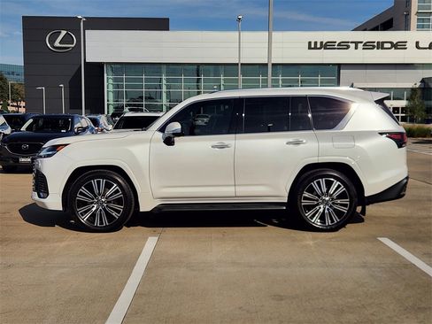 Certified 2025 Lexus LX 600 4WD w/ Luxury Package image 4