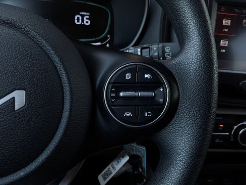 Used 2025 Kia Soul LX w/ LX Technology Package FWD image 30