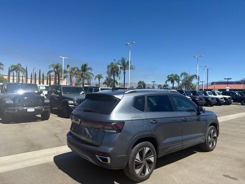 Used 2025 Volkswagen Taos SE AWD/4WD image 4