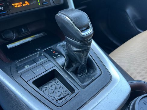 Used 2020 Toyota RAV4 Limited FWD image 18