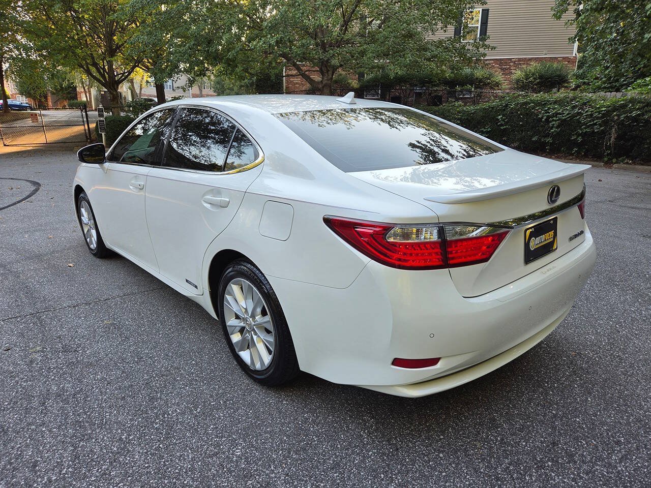 Used 2014 Lexus ES 300h w/ Luxury Package w/Bamboo Trim FWD image 3