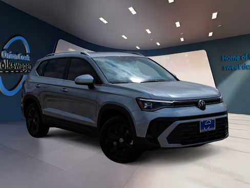 New 2026 Volkswagen Taos SE FWD image 1